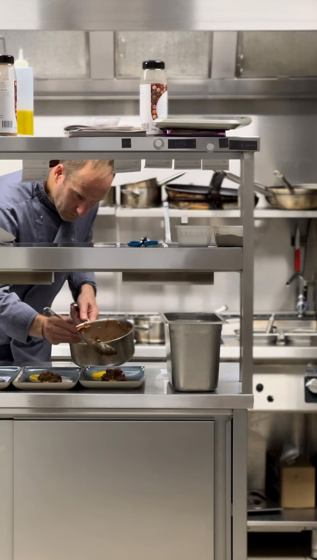 Le chef de L'Atelier de Zadig dresse une assiette au passe